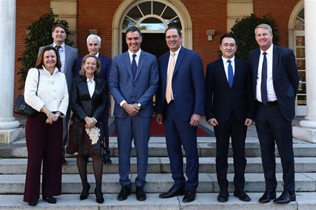 10/11/2022. Pedro Sánchez se reúne con el consejero delegado y presidente global de Cisco Systems. Foto de familia del encuentro entre el pr...
