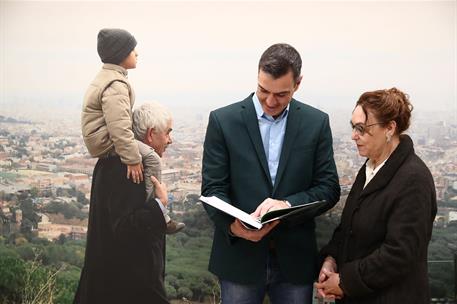 11/12/2022. Pedro Sánchez visita la Fundación Pasqual Maragall. El presidente del Gobierno, Pedro Sánchez, recibe el libro 'Recuerdos' de ma...