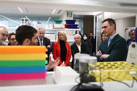 11/12/2022. Pedro S&#225;nchez visita la Fundaci&#243;n Pasqual Maragall. El presidente del Gobierno, Pedro S&#225;nchez, charla con un investigador, duran...