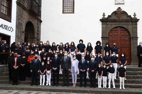 12/03/2022. Pedro Sánchez asiste al Acto de Homenaje a la Ejemplaridad del Pueblo de La Palma. Fotografía de familia del homenaje, presidido...