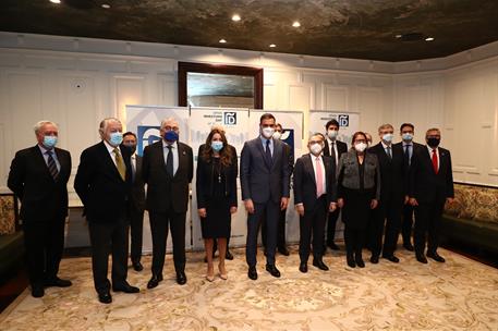 13/01/2022. Pedro Sánchez clausura la XII edición del Foro Financiero Internacional 'Spain Investors Day'. Foto de familia en el acto de cla...