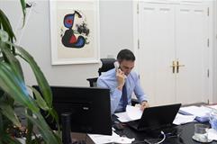 El presidente del Gobierno, Pedro Sánchez, durante su conversación telefónica con el presidente francés, Emmanuel Macron