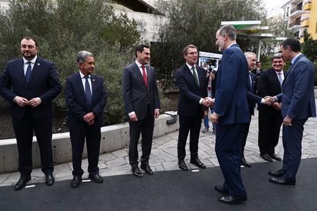 13/03/2022. XXVI Conferencia de Presidentes. El presidente del Gobierno, Pedro Sánchez, y el rey Felipe VI saludan a los presidentes de las ...