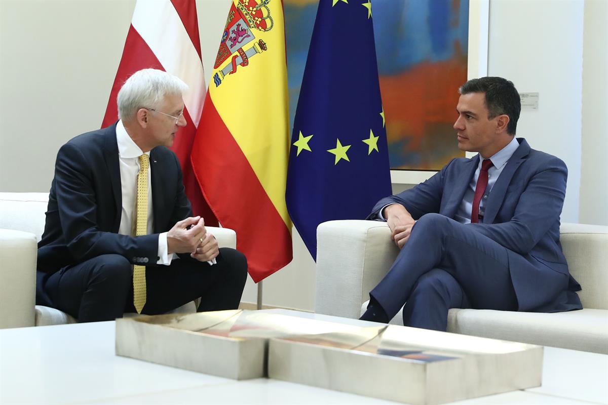 El presidente Pedro Sánchez y el presidente del Gobierno de Letonia, durante su encuentro en Moncloa