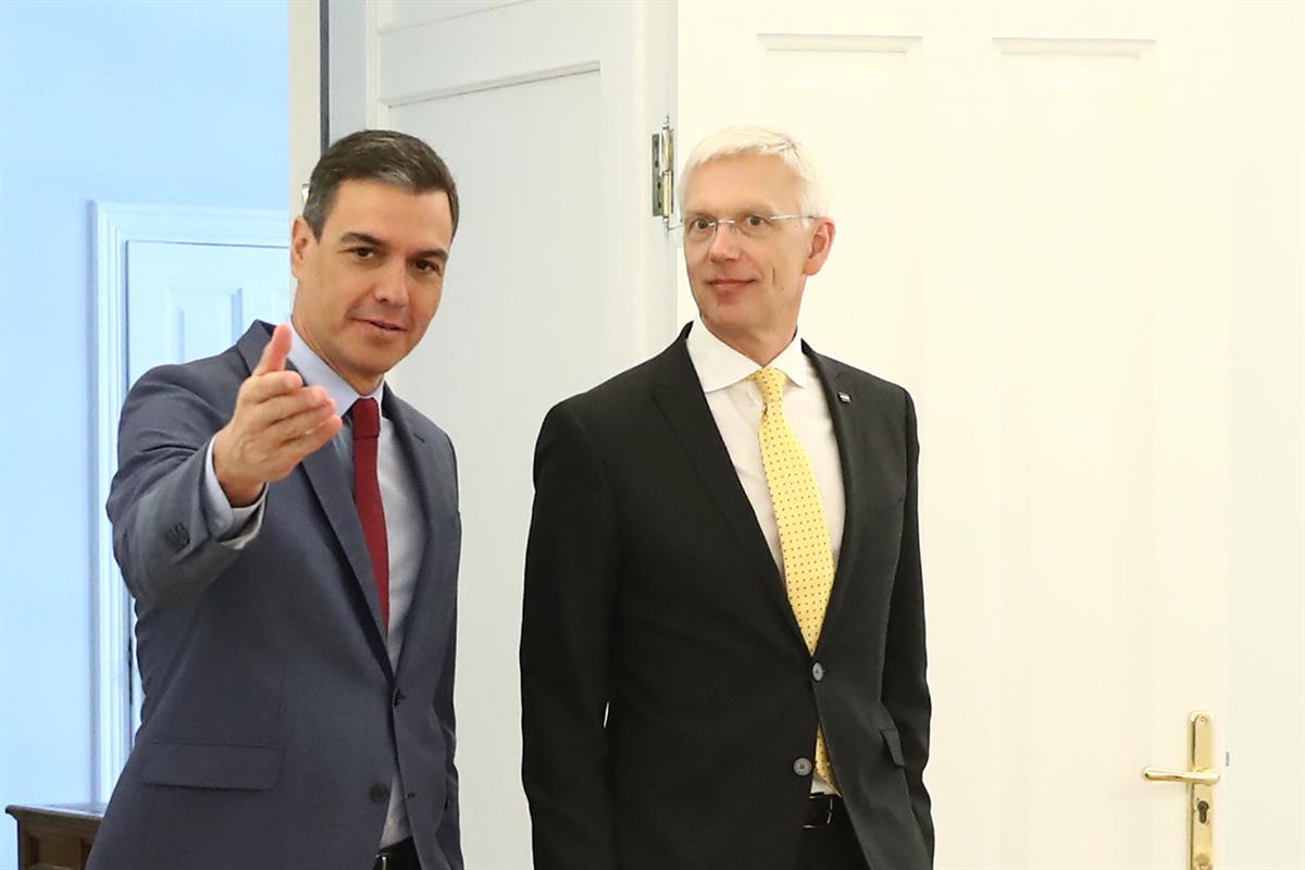 13/06/2022. Pedro Sánchez recibe al primer ministro de Letonia. El presidente del Gobierno, Pedro Sánchez, junto al primer ministro de la Re...