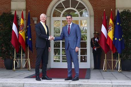 13/06/2022. Pedro Sánchez recibe al primer ministro de Letonia. El presidente del Gobierno, Pedro Sánchez, saluda al primer ministro de la R...