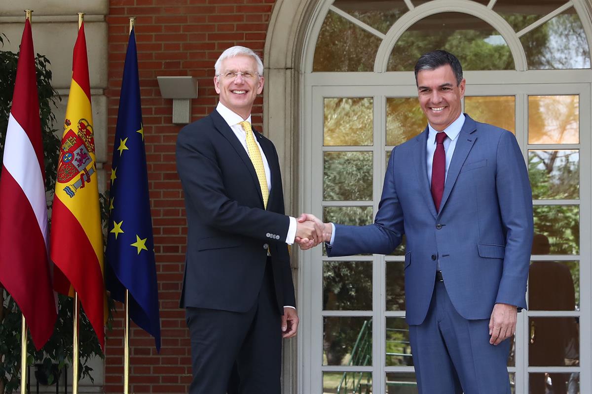 13/06/2022. Pedro Sánchez recibe al primer ministro de Letonia. El presidente del Gobierno, Pedro Sánchez, saluda al primer ministro de la R...