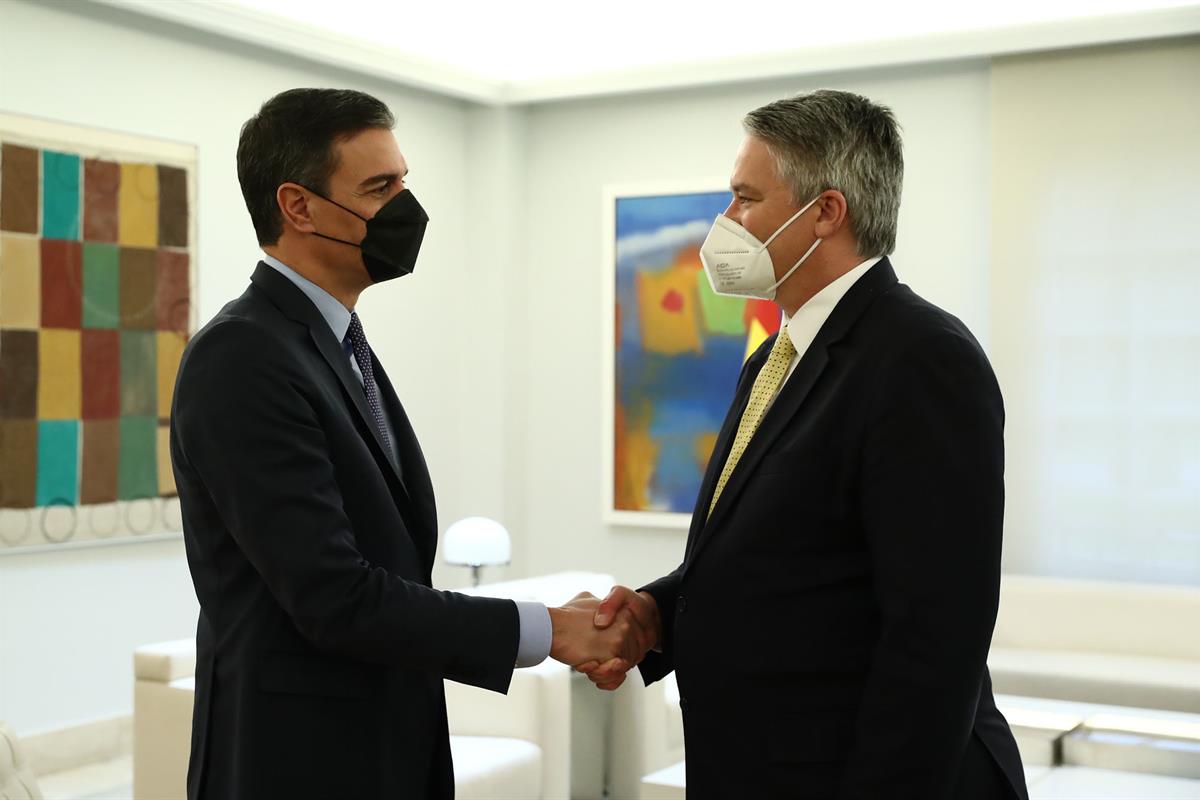 14/03/2022. El presidente del Gobierno recibe al secretario general de la OCDE. El presidente del Gobierno, Pedro Sánchez, saluda al secreta...