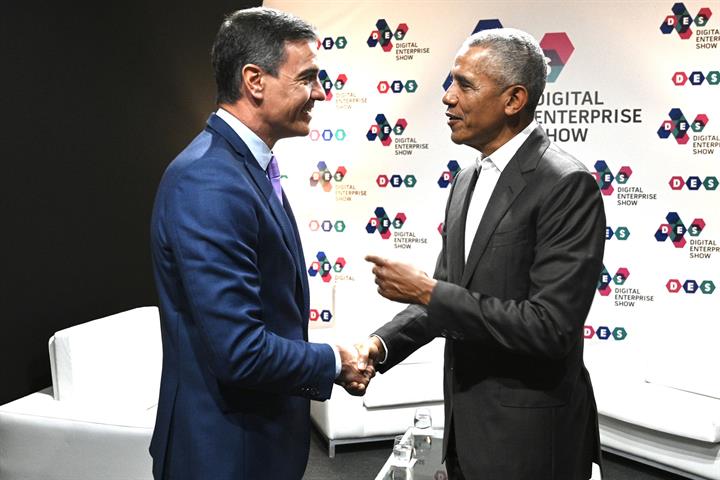 El presidente del Gobierno, Pedro Sánchez, saluda al expresidente de los Estados Unidos de América, Barack Obama