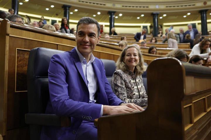 El presidente del Gobierno, Pedro Sánchez, y la vicepresidenta primera y ministra de Asuntos Económicos, Nadia Calviño