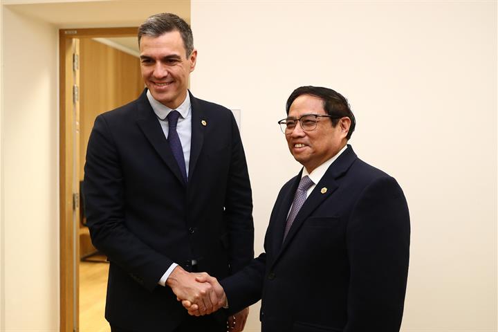 El presidente del Gobierno, Pedro Sánchez, y el primer ministro de Vietnam, Pam Minh Chính