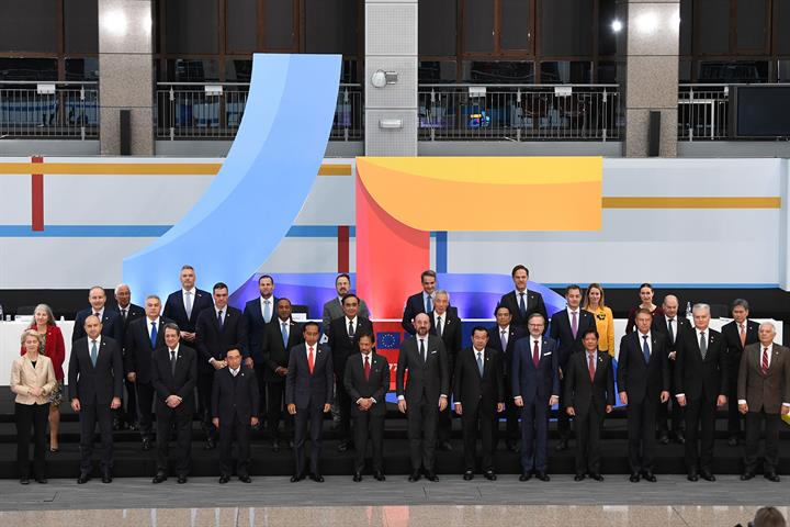 Foto de familia de la Cumbre de la Unión Europea y la Asociación de Naciones del Sudeste Asiático (ASEAN)
