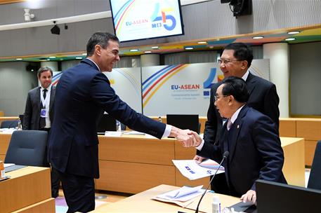 14/12/2022. Pedro S&#225;nchez asiste a la Cumbre UE-ASEAN. El presidente del Gobierno, Pedro S&#225;nchez, saluda a algunos de los participantes en l...