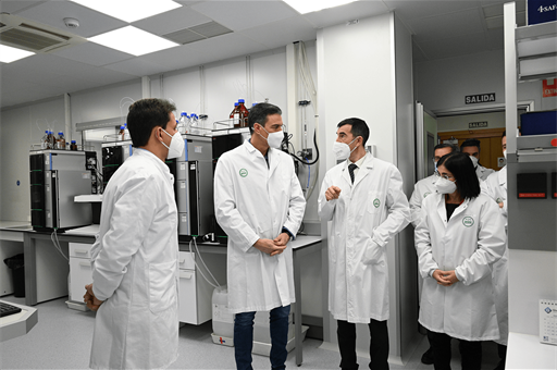 15/01/2022. 150122-sanchez-visitarovi. El presidente del Gobierno, Pedro Sánchez, en su visita a las instalaciones de la farmacéutica Rovi en Granada