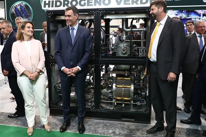 El presidente del Gobierno y la vicepresidenta tercera, durante su visita a la Feria GENERA 2022