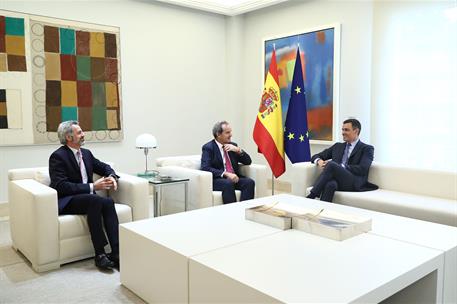 15/06/2022. Sánchez se reúne con el secretario general iberoamericano, Andrés Allamand. Sánchez conversa con Allamand y el director del gabi...