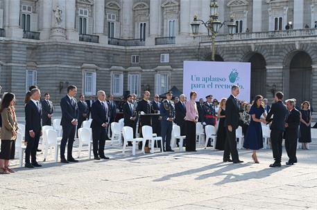 15/07/2022. España rinde homenaje a las víctimas de la pandemia y reconoce la labor del personal sanitario. SS.MM. los Reyes entregando las ...