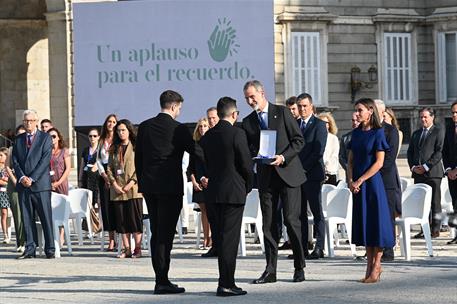 15/07/2022. España rinde homenaje a las víctimas de la pandemia y reconoce la labor del personal sanitario. SS.MM. los Reyes entregando las ...