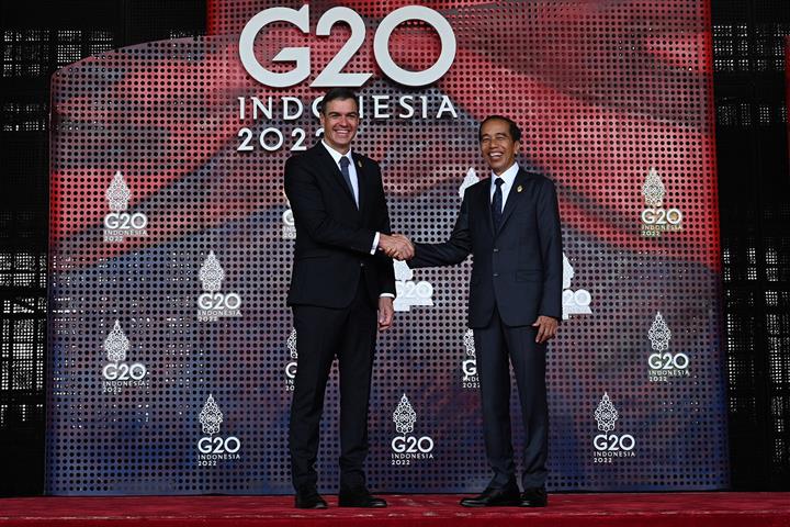 El presidente del Gobierno, Pedro Sánchez, recibido por el presidente de Indonesia, Joko Widodo, a su llegada a la Cumbre.