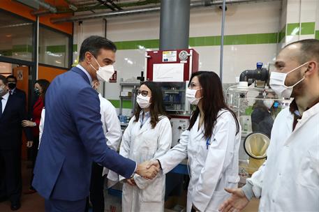 16/02/2022. Pedro Sánchez visita el Centro Nacional del Hidrógeno (CNH2). El presidente del Gobierno, Pedro Sánchez, saluda al personal de l...