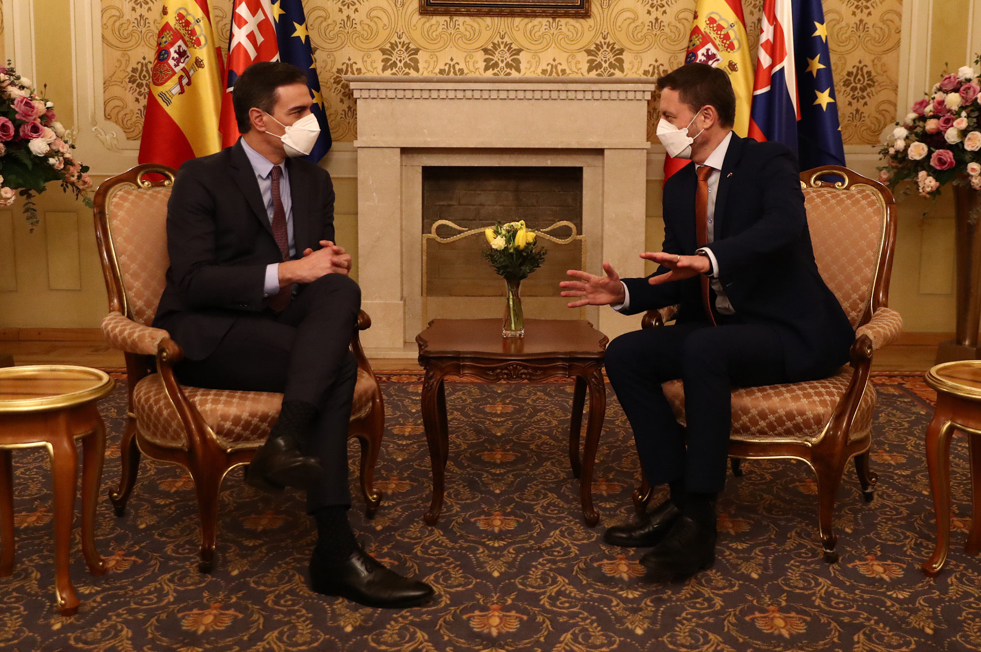 El presidente del Gobierno, Pedro Sánchez, y el primer ministro de la República Eslovaca, Eduard Heger, durante su reunión