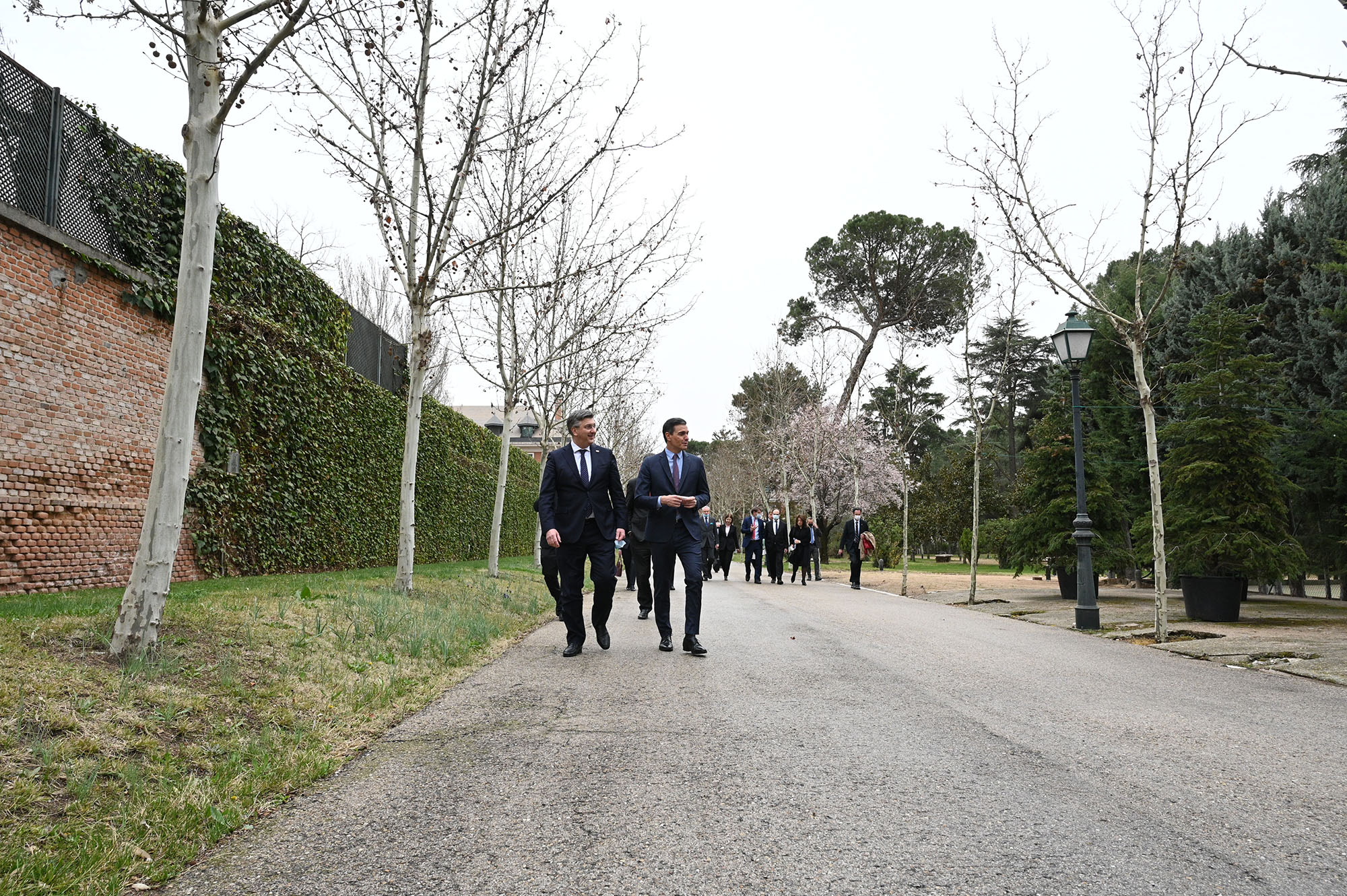 El presidente del Gobierno, Pedro Sánchez, y el primer ministro de la República de Croacia, Andrej Plenković, pasean por los jar