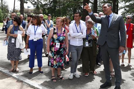 16/06/2022. Pedro Sánchez acompaña a los participantes en Moncloa Abierta. El presidente del Gobierno, Pedro Sánchez, junto a los ciudadanos...