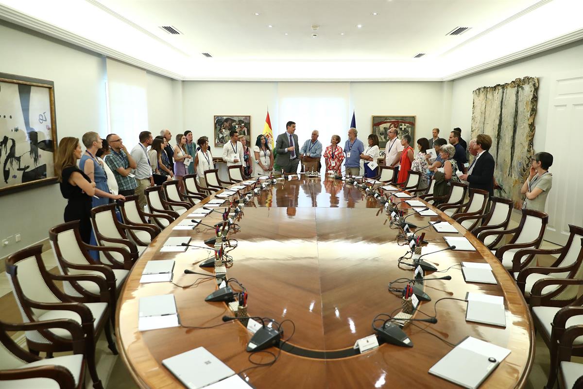 16/06/2022. Pedro Sánchez acompaña a los participantes en Moncloa Abierta. El presidente del Gobierno, Pedro Sánchez, muestra la sala donde ...