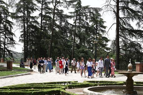 16/06/2022. Pedro S&#225;nchez acompa&#241;a a los participantes en Moncloa Abierta. El presidente del Gobierno, Pedro S&#225;nchez, junto a los ciudadanos...