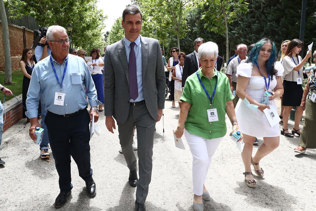 16/06/2022. Pedro Sánchez acompaña a los participantes en Moncloa Abierta. El presidente del Gobierno, Pedro Sánchez, junto a los ciudadanos...