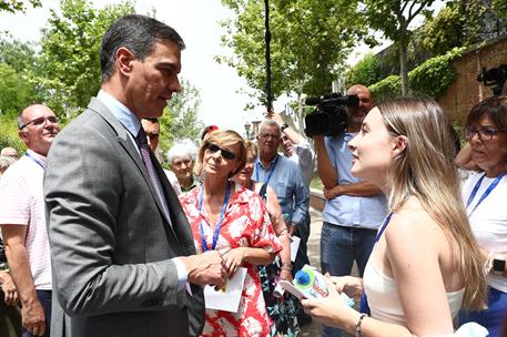 16/06/2022. Pedro Sánchez acompaña a los participantes en Moncloa Abierta. El presidente del Gobierno, Pedro Sánchez, conversa con una ciuda...