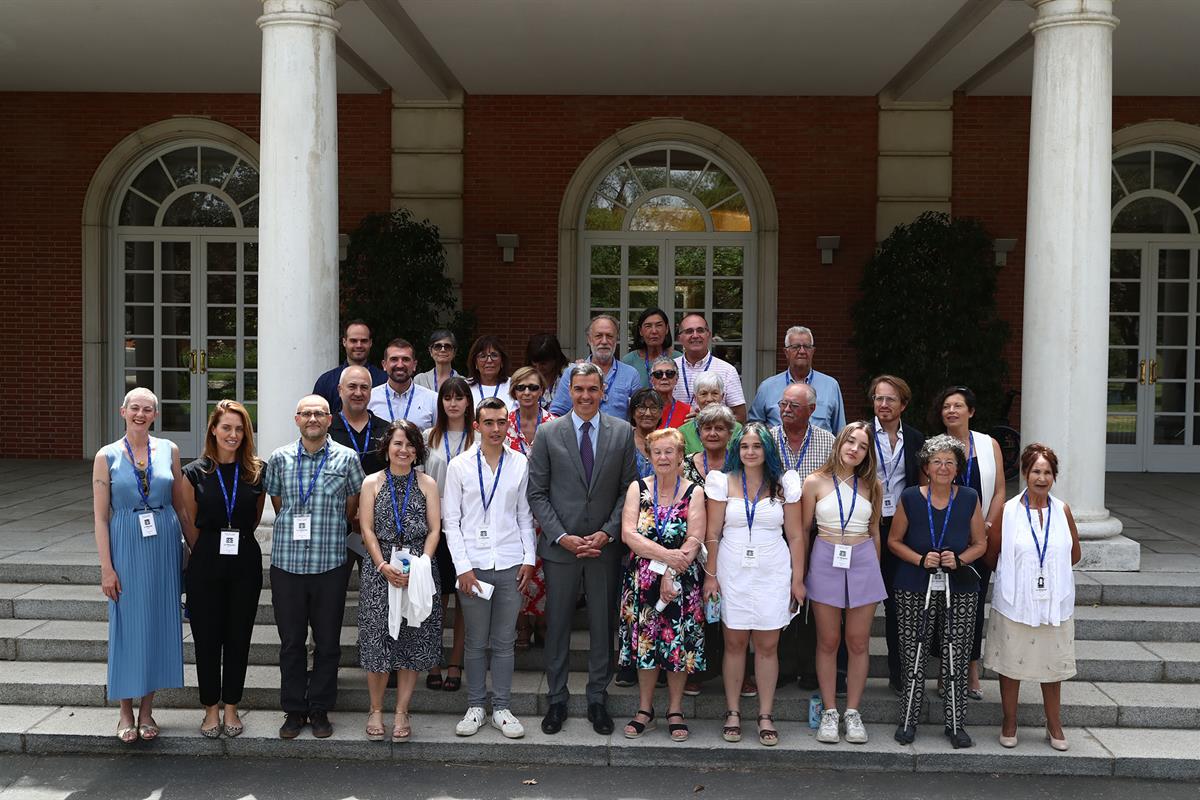 16/06/2022. Pedro Sánchez acompaña a los participantes en Moncloa Abierta. Foto de familia con el presidente del Gobierno, Pedro Sánchez, y ...