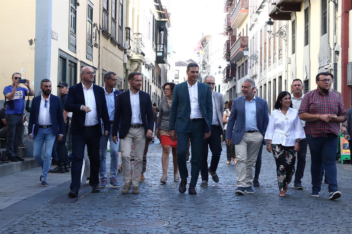 16/08/2022. Pedro Sánchez visita la isla de la Palma. El presidente del Gobierno, Pedro Sánchez, acompañado por la ministra de Sanidad, Caro...
