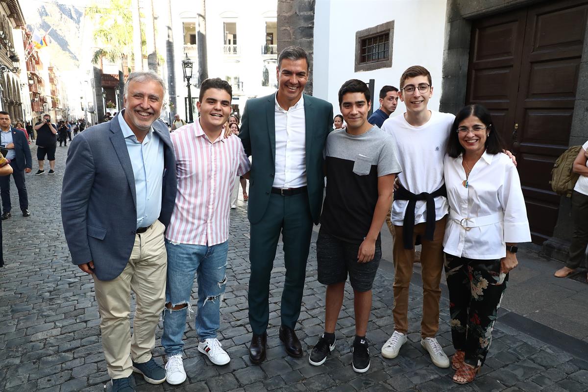 Pedro Sánchez durante su visita a la isla de La Palma