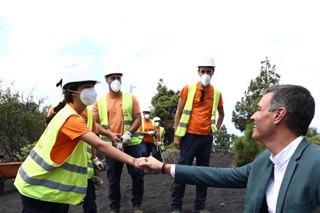 16/08/2022. Pedro Sánchez visita la isla de La Palma. El presidente del Gobierno, Pedro Sánchez, saluda al personal que trabaja en las obras...