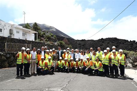 16/08/2022. Pedro Sánchez visita la isla de La Palma. Foto de familia del presidente del Gobierno, Pedro Sánchez, y autoridades con el perso...