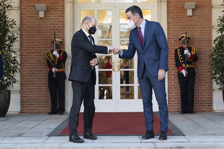 Saludo entre el presidente Pedro Sánchez y el canciller alemán Olaf Scholz