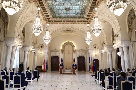 17/03/2022. Pedro Sánchez viaja a Rumanía. El presidente del Gobierno, Pedro Sánchez, y el presidente de Rumanía, Klaus Iohannis, durante la...