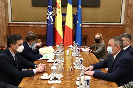 17/03/2022. Pedro Sánchez viaja a Rumanía. El presidente del Gobierno, Pedro Sánchez, durante su reunión con el primer ministro de Rumanía, ...