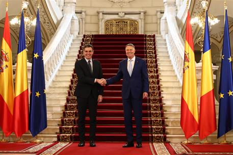 17/03/2022. Pedro Sánchez viaja a Rumanía. El presidente del Gobierno, Pedro Sánchez, es recibido por el presidente de Rumanía, Klaus Iohannis.