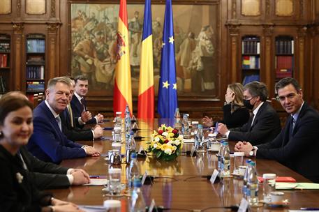 17/03/2022. Pedro Sánchez viaja a Rumanía. El presidente del Gobierno, Pedro Sánchez, el presidente de Rumanía, Klaus Iohannis, y las delega...