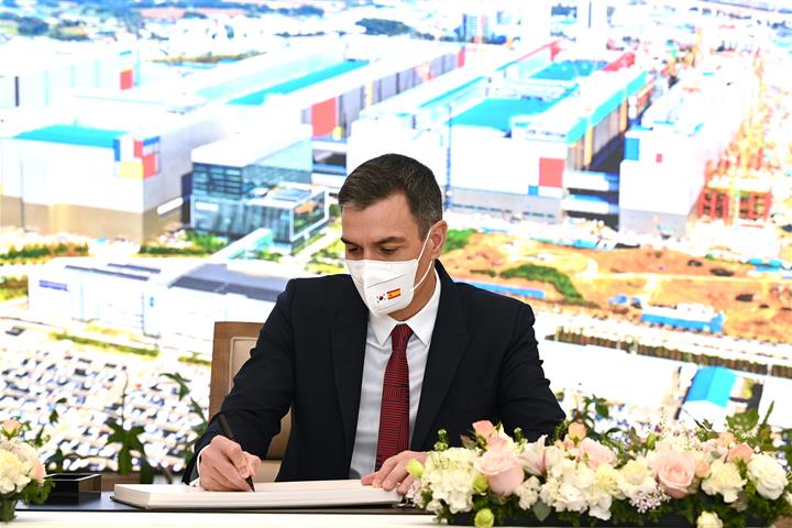 Pedro Sánchez fima en el libro de visitas de la planta de fabricación de microprocesadores de Samsung en Pyeongtaek