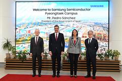 El presidente Pedro Sánchez y la ministra Reyes Maroto, con los máximos responsables de Samsung