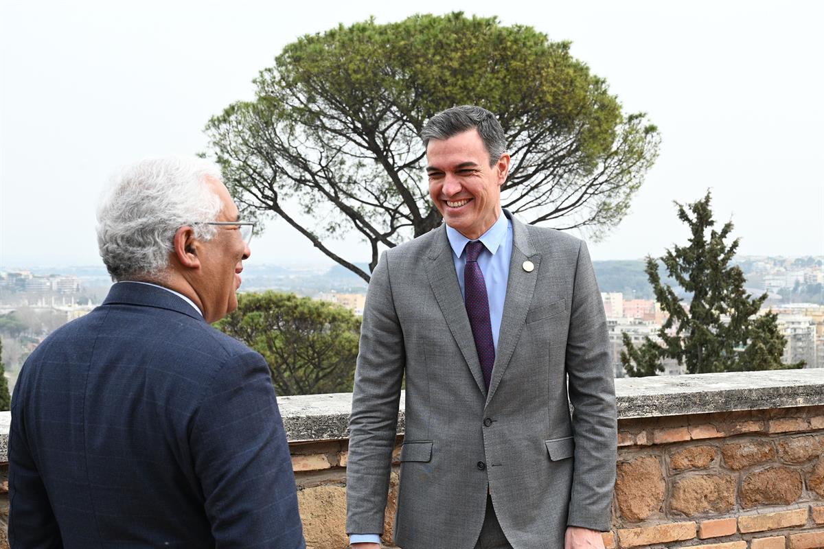 18/03/2022. El presidente del Gobierno viaja a Roma. El presidente del Gobierno, Pedro Sánchez, charlando con el primer ministro de Portugal...