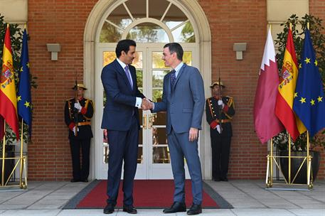 18/05/2022. Pedro S&#225;nchez recibe al emir de Catar, Tamim bin Hamad Al-Thani. El presidente del Gobierno, Pedro S&#225;nchez, saluda al emir de Ca...