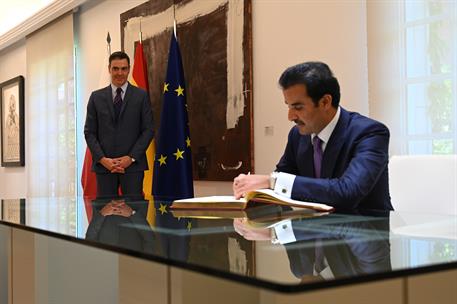 18/05/2022. Pedro Sánchez recibe al emir de Catar, Tamim bin Hamad Al-Thani. El emir de Catar, Tamim bin Hamad Al-Thani, firma en el libro d...