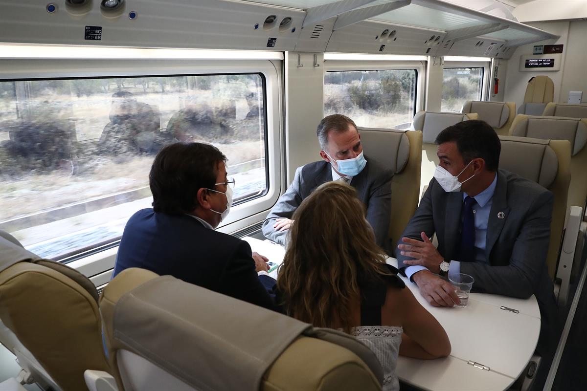 El rey, el presidente del Gobierno, la ministra de Mitma y el presidente de Extremadura en un momento del viaje inaugural