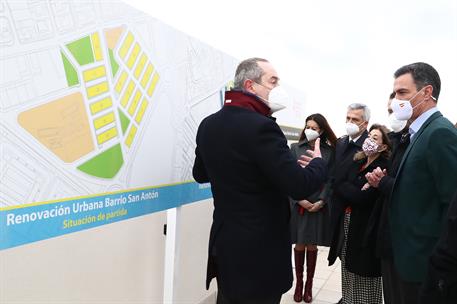 19/01/2022. Visita del presidente al barrio de San Antón de Elche y encuentro con jóvenes sobre vivienda. El presidente del Gobierno, Pedro ...