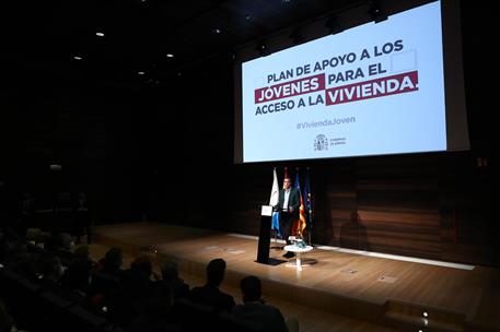 19/01/2022. Visita del presidente al barrio de San Antón de Elche y encuentro con jóvenes sobre vivienda. El presidente del Gobierno, Pedro ...