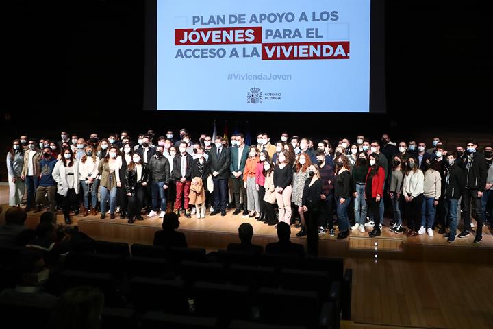 El presidente del Gobierno, Pedro Sánchez, con los jóvenes participantes en el acto